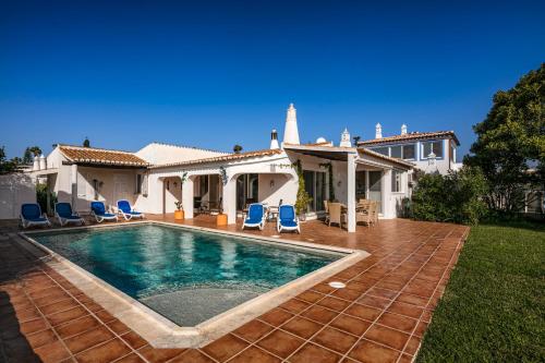 a house with a swimming pool in the yard at Casa Madrugada in Carvoeiro