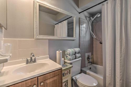 uma casa de banho com um lavatório, um WC e um chuveiro em Lovely Orlando Retreat about 9 Mi to Universal! em Orlando