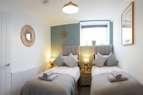 Säng eller sängar i ett rum på BAY VIEW Amazing SEA VIEWS!!! Yorkshire Coast Holiday Lets