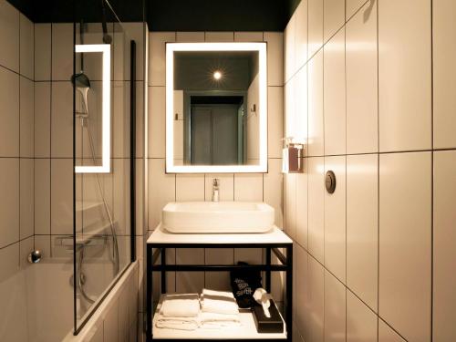 y baño con lavabo y espejo. en Tribe Carcassonne en Carcasona