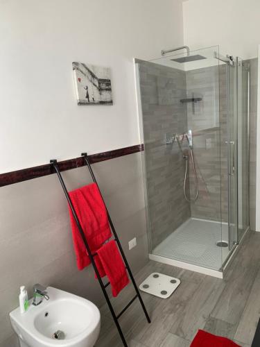 W łazience znajduje się prysznic, toaleta i umywalka. w obiekcie Casa Elodie w mieście Bagnoregio