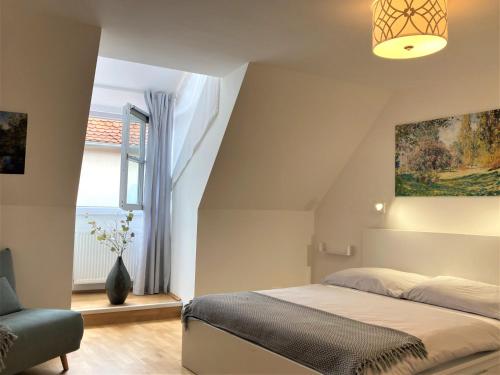 1 dormitorio con cama y ventana en Carillon by BestChoice - Old City - Self Check-in with PARKING option en Graz