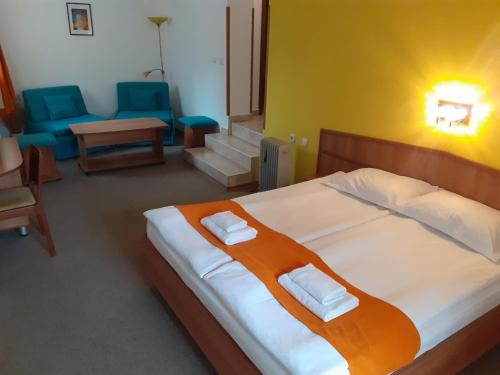 um quarto com uma cama grande com duas toalhas em Hotel Les em Razgrad