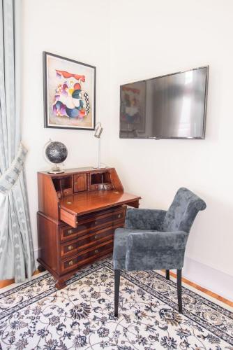 a living room with a desk and a chair at Chalet Vitorino in Sintra