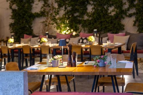 een groep tafels en stoelen in een restaurant bij Evia Silence in Boufalo