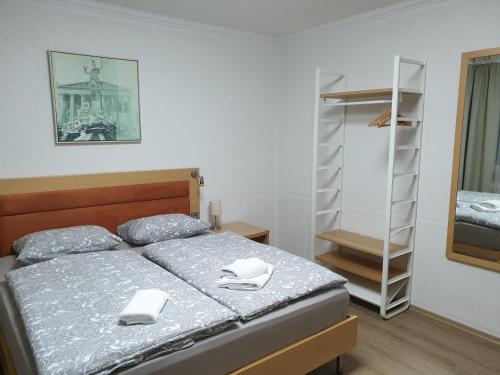 1 dormitorio con 1 cama con 2 toallas en Gasthof Bittner en Meinerzhagen