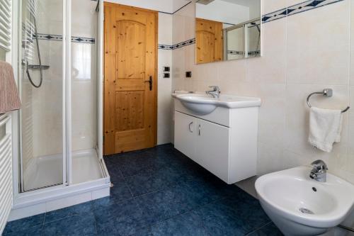 a bathroom with a sink and a toilet and a shower at Gruberhof Coll in Funes