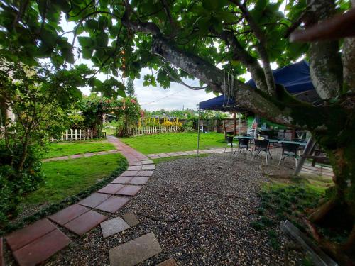 a garden with a picnic table and a tree at Gengmengyuan B&B in Xikou