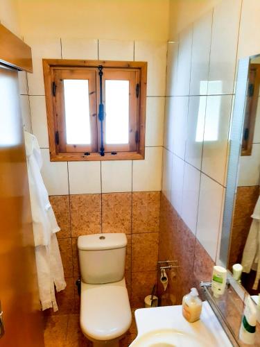 Koupelna v ubytování Kellaki Cottage - 2 bedroom with pool, sleeps 6