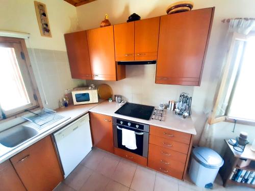Kuchyň nebo kuchyňský kout v ubytování Kellaki Cottage - 2 bedroom with pool, sleeps 6