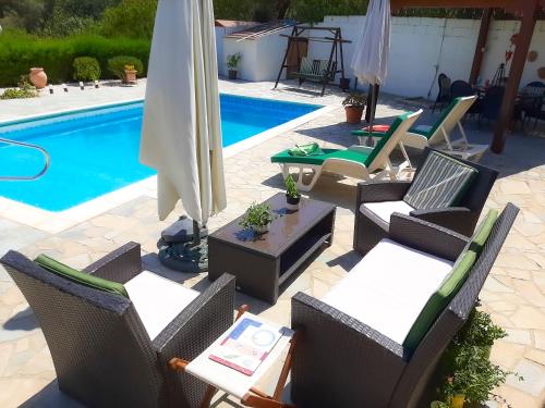 Bazén v ubytování Kellaki Cottage - 2 bedroom with pool, sleeps 6 nebo v jeho okolí