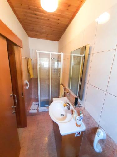 Koupelna v ubytování Kellaki Cottage - 2 bedroom with pool, sleeps 6