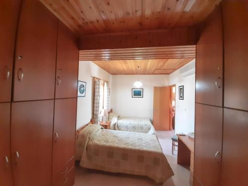 Postel nebo postele na pokoji v ubytování Kellaki Cottage - 2 bedroom with pool, sleeps 6