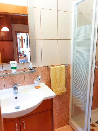 Koupelna v ubytování Kellaki Cottage - 2 bedroom with pool, sleeps 6