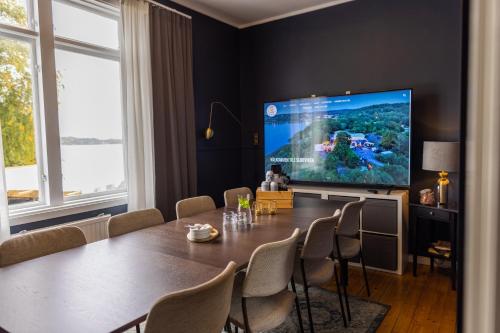 TV a/nebo společenská místnost v ubytování Surfviken Glamping and B&B