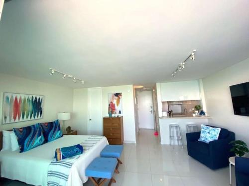 sala de estar con cama y sofá en KASA Terrace Studio Breathtaking Ocean Views, en San Juan