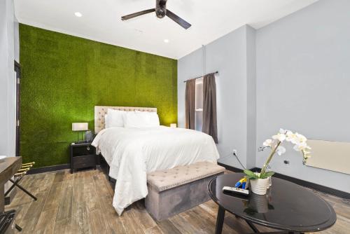a bedroom with a bed and a green wall at Good Hotels Downtown Denver in Denver