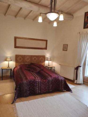 une chambre avec un grand lit dans une pièce dans l'établissement Charming stone villa with pool & garden, à Montaren-et-Saint-Médiers