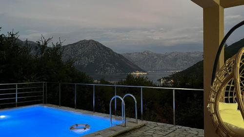 einen Pool mit Bergblick in der Unterkunft Casa M Montenegro in Donji Morinj