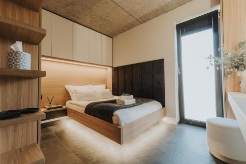 sypialnia z łóżkiem i dużym oknem w obiekcie Apartamenty HEYER w Łodzi