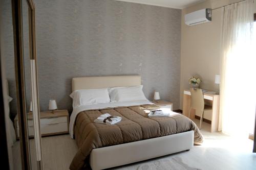 Un dormitorio con una cama grande y un escritorio. en Etnasentieri Wine house on Etna mount, en Belpasso
