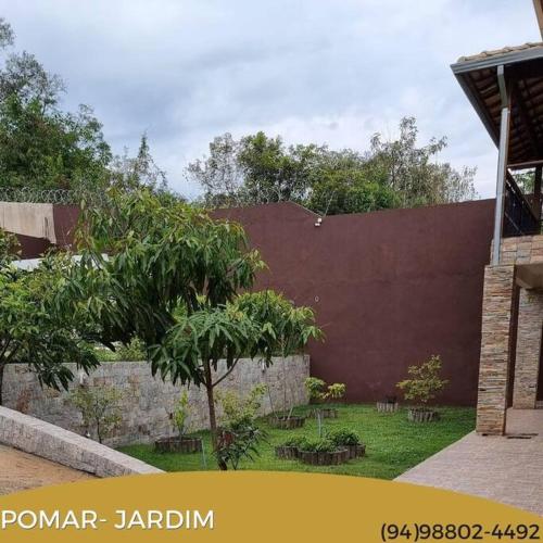 Taman di luar Dara House e eventos com piscina aquecida, sauna, Jacuzzi e área gourmet para festas de até 200 pessoas
