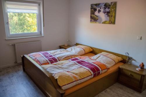 a bed in a room with a window at Ferienwohnung Anita in Jandelsbrunn