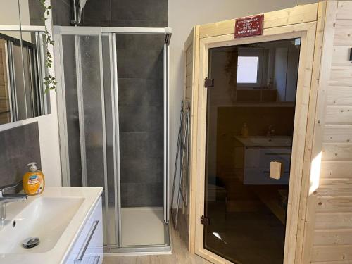 La salle de bains est pourvue d'une douche et d'un lavabo. dans l'établissement Holiday home on the island of Poel, 3 bedrooms, 2 bathrooms, sauna, à Poel