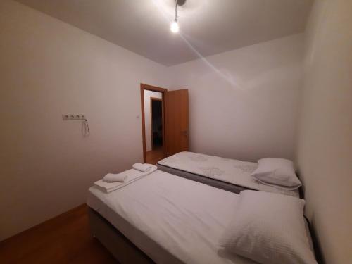 Un dormitorio con una cama con dos toallas encima. en NinaRich, en Trebinje