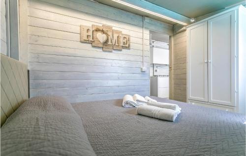 1 dormitorio con 1 cama con 2 toallas en Nice Home In Santa Croce Camerina With Private Swimming Pool, Can Be Inside Or Outside, en Santa Croce Camerina