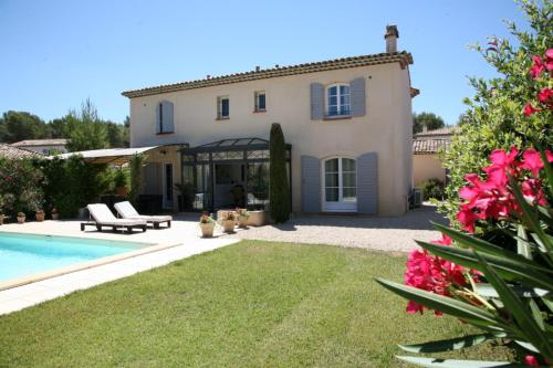 une maison avec une piscine et une cour dans l'établissement Golf de Pont Royal Villa les Micocouliers climatisée 4 chambres Piscine chauffée Parking, à Mallemort