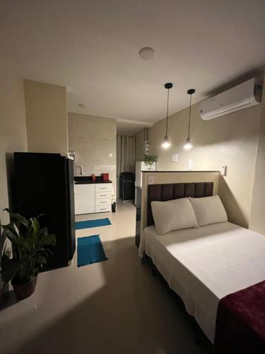 um quarto com uma cama grande e uma cozinha em Loft 215 da Lapa, Rio de Janeiro no Rio de Janeiro