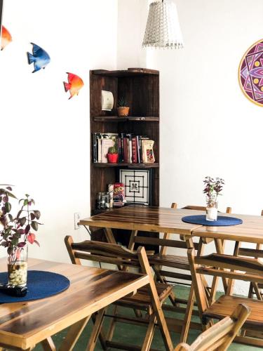 ピパにあるCasa Baiana do Marの木製のテーブルと椅子のあるダイニングルーム