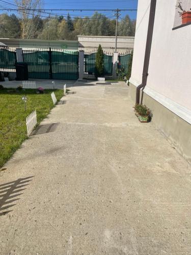 an empty driveway next to a white building at Casa Roa in Slănic