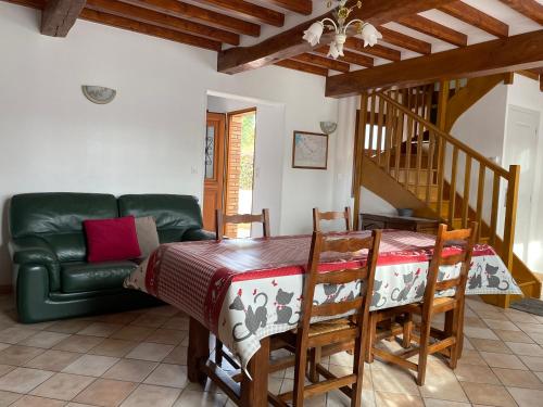 un salon avec une table et un canapé dans l'établissement Chez ma tante, à Méneslies