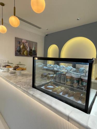 um balcão de padaria com uma vitrine de produtos de pastelaria em شرفة em Riade