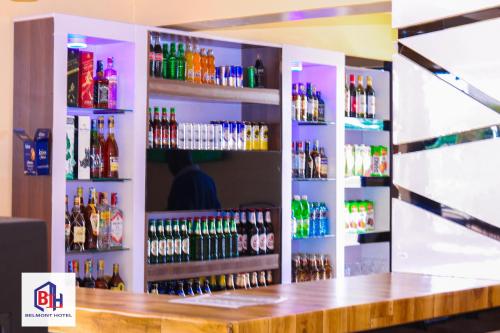 eine Bar mit vielen Flaschen Alkohol in der Unterkunft Belmont Hotel Homabay in Homa Bay