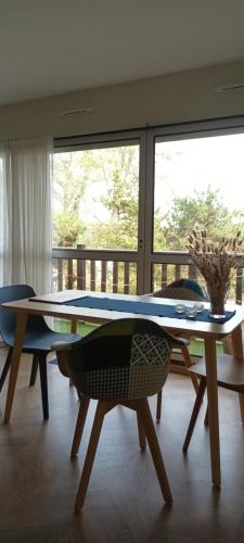 - une table de ping-pong dans une pièce dotée d'une grande fenêtre dans l'établissement LA SAPINIERE, à Cabourg