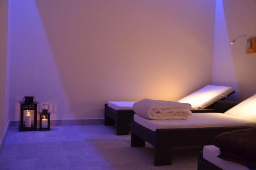 a room with two beds and a candle and lights at Hotel La Morera in Valencia de Aneu
