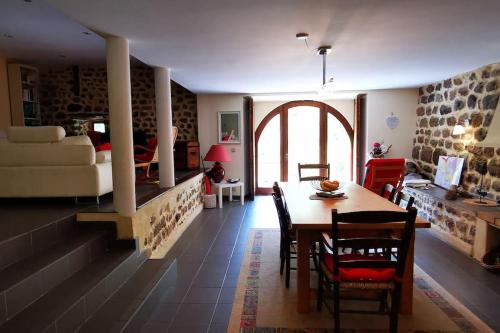 un salon avec une table et des chaises et une chambre dans l'établissement MARCOL' ANGE DEMEURE EN ARDECHE, à Marcols-les-Eaux