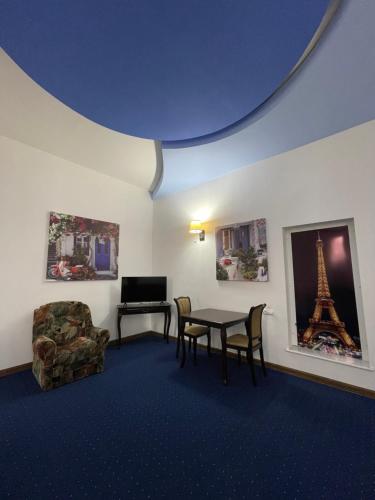 a room with a table and chairs and the eiffel tower at NO PROBLEM in Yerevan