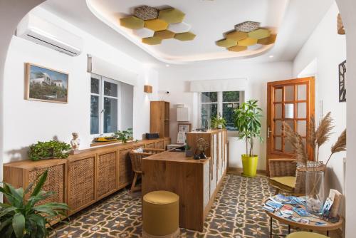 uma sala de estar com uma mesa e algumas plantas em Semiramis Guesthouse em Adamas