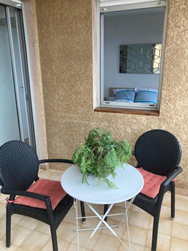 Photo de la galerie de l'établissement F2 proche plages, vue mer, à Ajaccio