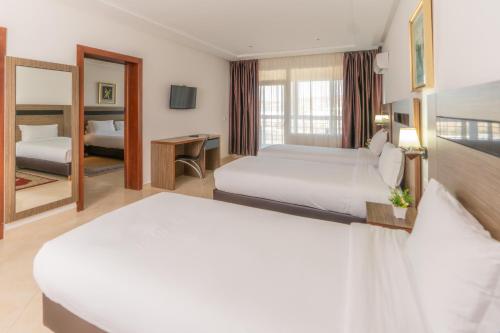 Postel nebo postele na pokoji v ubytování Tanger Med Hotel, Conference & Catering