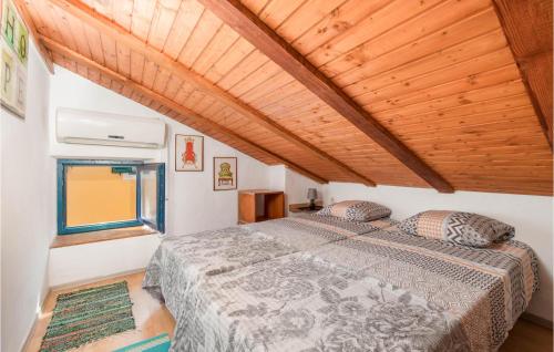 Ένα ή περισσότερα κρεβάτια σε δωμάτιο στο Amazing Home In Susak
