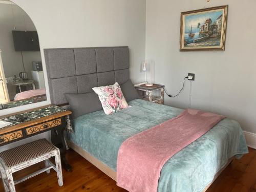 Voodi või voodid majutusasutuse Sunny private room on the porch toas