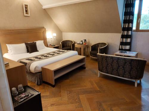 Postel nebo postele na pokoji v ubytování Demeures & Châteaux Hôtel Domaine le Clos des Fontaines
