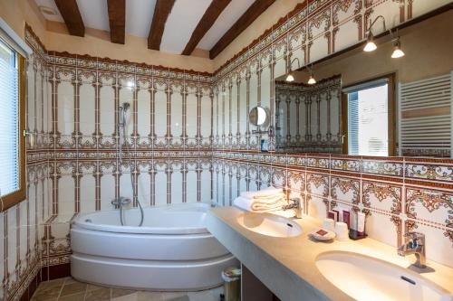 a bathroom with two sinks and a bath tub at Le Clos Des Fontaines in Jumièges