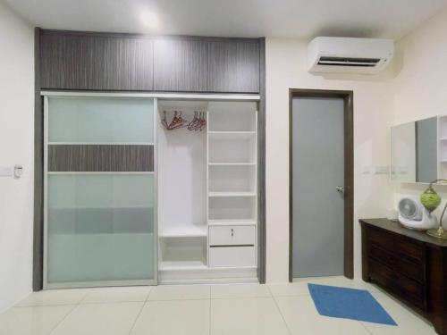bagno con armadio con porte in vetro e specchio di 4 Room Sweet Home 12pax @ Puncak Alam a Kuala Selangor