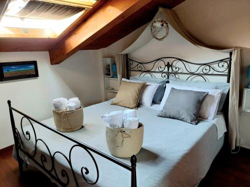 ein Schlafzimmer mit einem Bett mit zwei Körben drauf in der Unterkunft Le Camere della Casa di Tessa nel Borgo Antico in Termoli